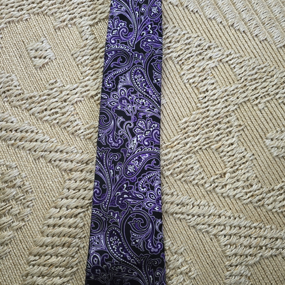 Geoffrey Beene Black and Purple Paisley Silk Tie - Picture 2 of 6